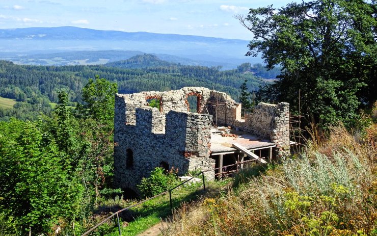 OBRAZEM: Zřícenina hradu, ze které je úžasný pohled na krajinu. Poznejte Andělskou horu