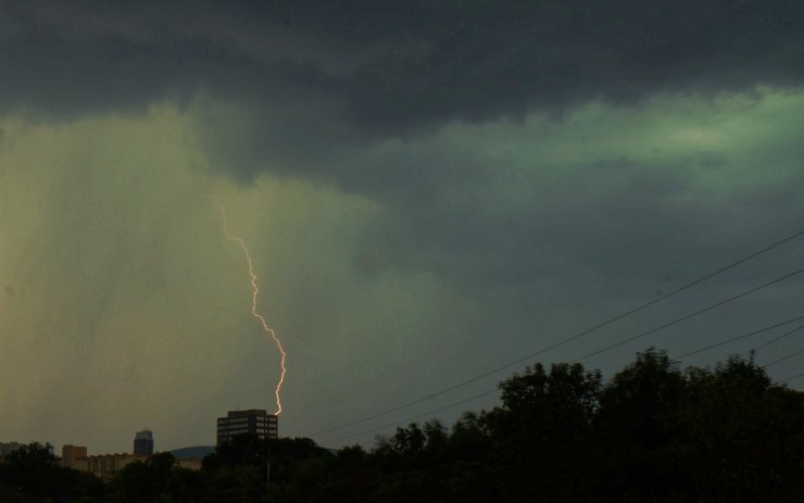 FOTO DNE: Přišla silná bouřka, před kterou varovali meteorologové. Výstraha platí do úterý