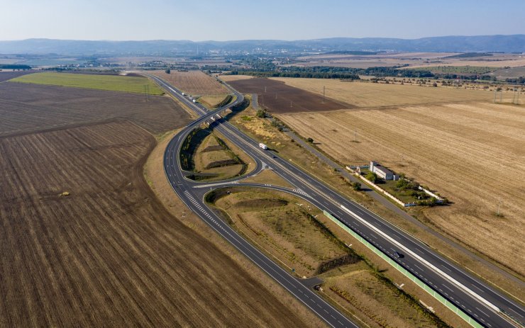 Začíná stavba nového úseku dálnice na Prahu! Za dva roky se bude rychleji jezdit okolo Loun