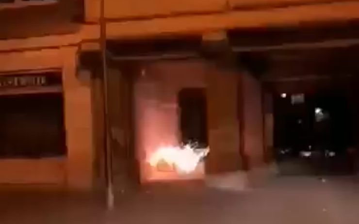 VIDEO: Explozi v průjezdu zaznamenala kamera. Způsobila ji velká petarda