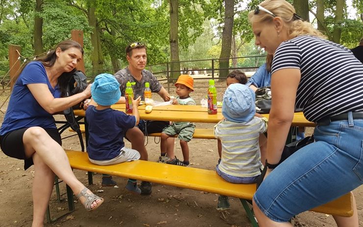 Strejdové a tety z komořanské teplárny vzali děti z kojeneckého ústavu do chomutovské zoo