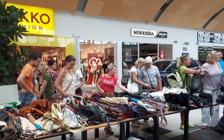 Olympia Teplice a Nadační fond Krajské zdravotní vás zvou na dobročinný kabelkový bazar