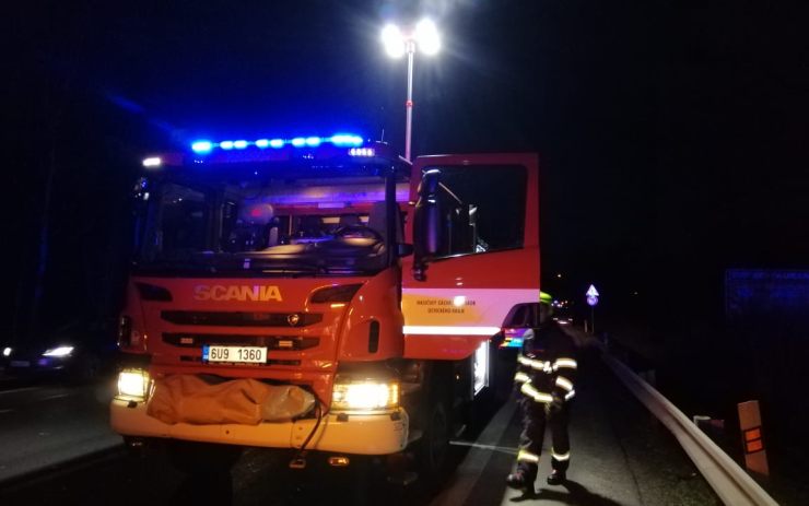 Noční vážné nehody: Auto narazilo na koridoru do mostu, jiné vjelo mezi chodce a ujelo!