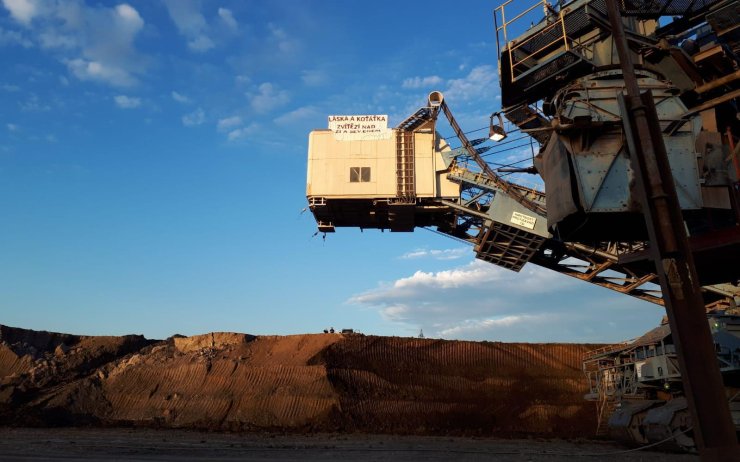 Aktivisté vlezli na skrývkový velkostroj v chodu, těžební firma bude vymáhat škody