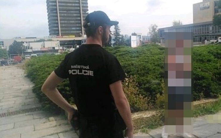 V Mostě našli dva kluky, které hledala policie. Jeden ležel opilý na ulici