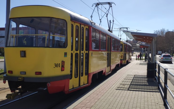 Zátah na černé pasažéry v tramvaji číslo 4! Jízdenku neměly desítky lidí