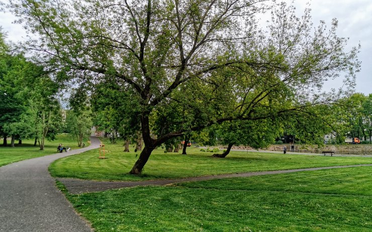 Nové prvky v parku u Pilařského rybníka potěší seniory i děti