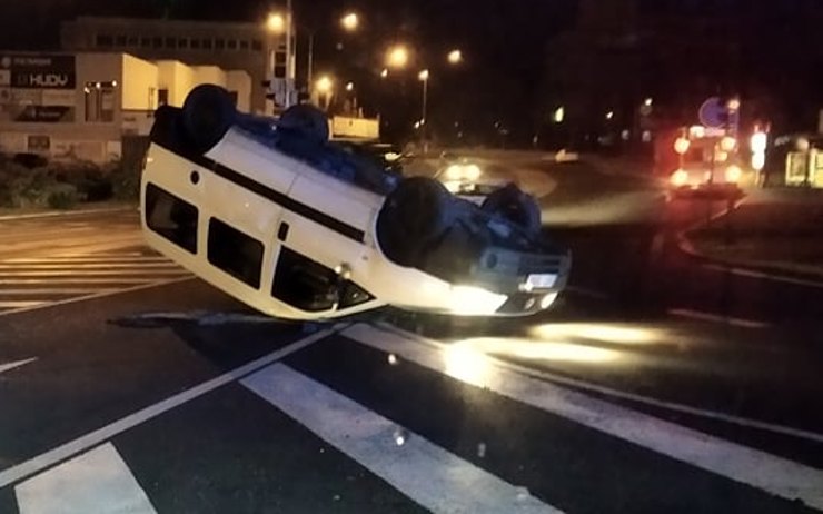 PRÁVĚ TEĎ: Havárie v centru Mostu. Pro srážce zůstalo jedno z aut na střeše