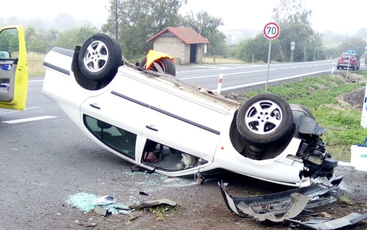 Nehoda na hlavním tahu z Mostu na Lovosice! Pro řidičku z převráceného auta spěchala záchranka