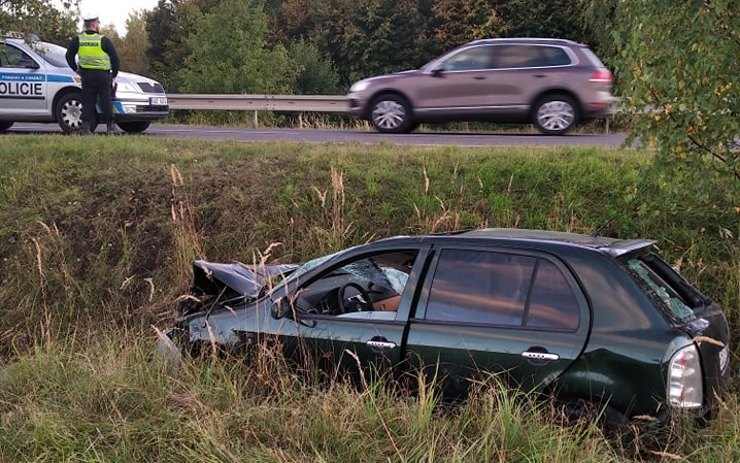 AKTUÁLNĚ: Auto mimo silnici u Horního Jiřetína, čtyři lidé se zranili