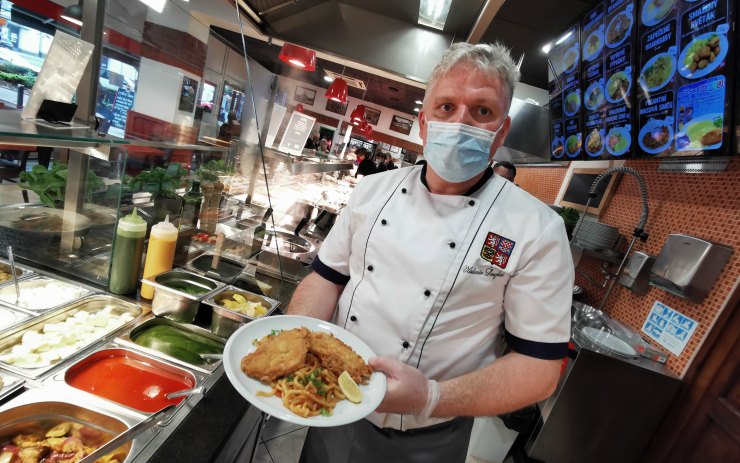 VIDEO: Šéfkuchař, který uvařil pro Michaela Jacksona, připravoval italská jídla v mosteckém Bilbu
