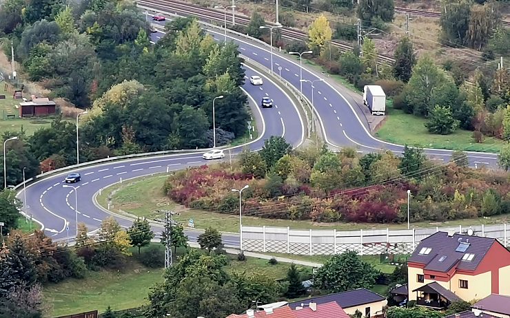 Dopravní policisté hledají svědky dnešní nehody na kruhovém objezdu u Souše