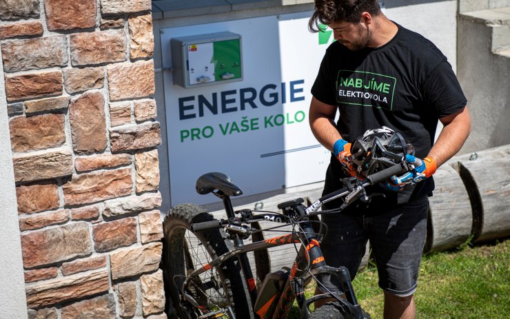 Sev.en Energy rozšířila projekt pro e-bikery a darovala dvě elektrokola Domu s pečovatelskou službou v Meziboří