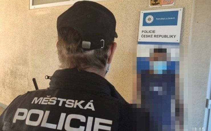 Strážníci v Mostě poznali a zajistili tři osoby, po kterých pátrala Policie ČR