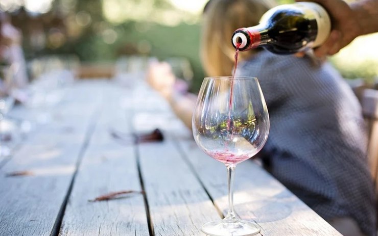 Vína bílá, červená i skvělý burčák můžete ochutnávat i nakupovat na Vinných trzích v Chrámcích