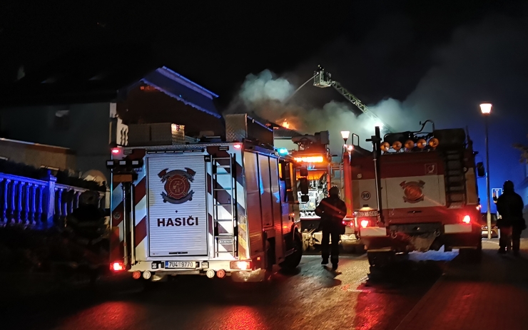 FOTO AKTUÁLNĚ: V Litvínově hoří rodinný dům, ze střechy šlehají plameny