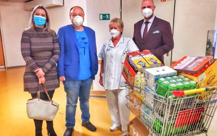 Solidarita se zdravotníky: Policisté a státní zástupci předali v nemocnici pořádnou dávku energie