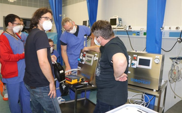 Lékaři Krajské zdravotní použili jako první v České republice plicní ventilátor CoroVent