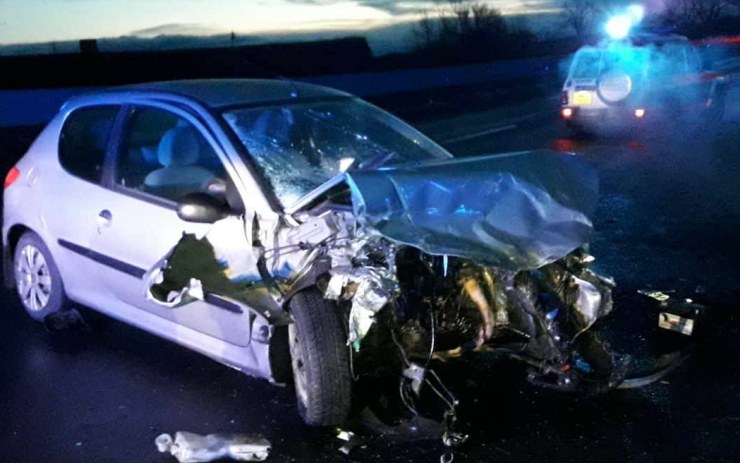 Mladá Mostečanka nezvládla auto a nabourala do kruháku, pak odešla. Přistihli ji ve Vtelně