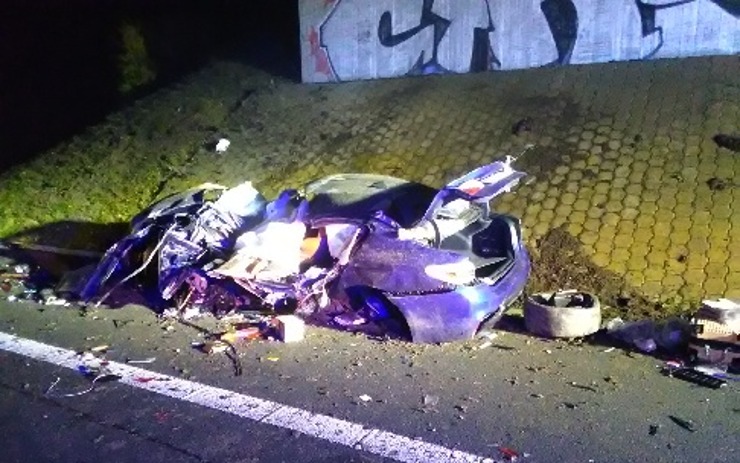 Noční tragédie na dálnici na Prahu! Ve zdemolovaném autě zahynuli dva lidé