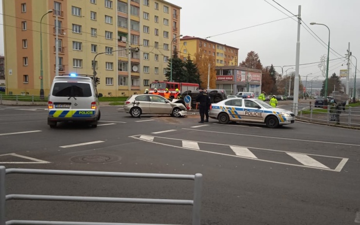 AKTUÁLNĚ OBRAZEM: U dopravního podniku došlo ke srážce dvou aut, provoz na místě řídí policie