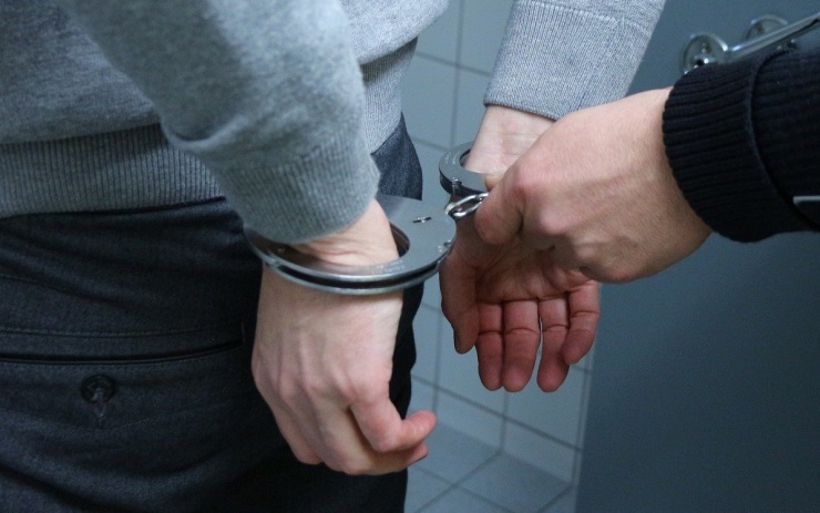 Muž si schoval do oblečení 87 oplatek! Za krádež v nouzovém stavu může čekat až osm let vězení