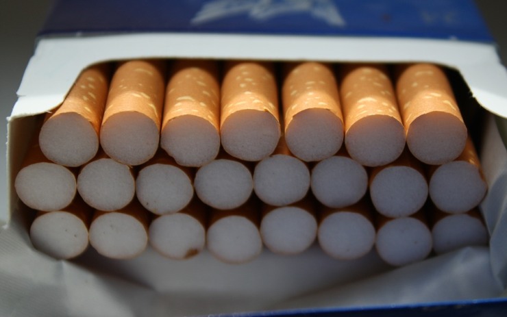 Muž využil chvíle, kdy řidič odešel, a sebral mu 66 kartonů cigaret!