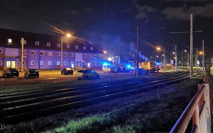 Událost v chemičce uzavřela dočasně silnici mezi Mostem a Litvínovem, vyjížděli hasiči