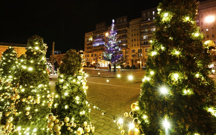 OBRAZEM: Na mosteckém náměstí se rozsvítil vánoční strom. Jsou zde i trhy s omezeními
