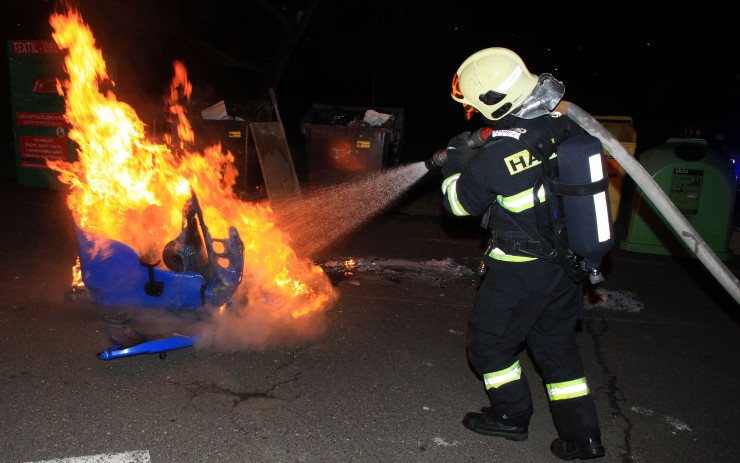 Oheň zničil tři plastové kontejnery, policisté zachraňovali okolní auta