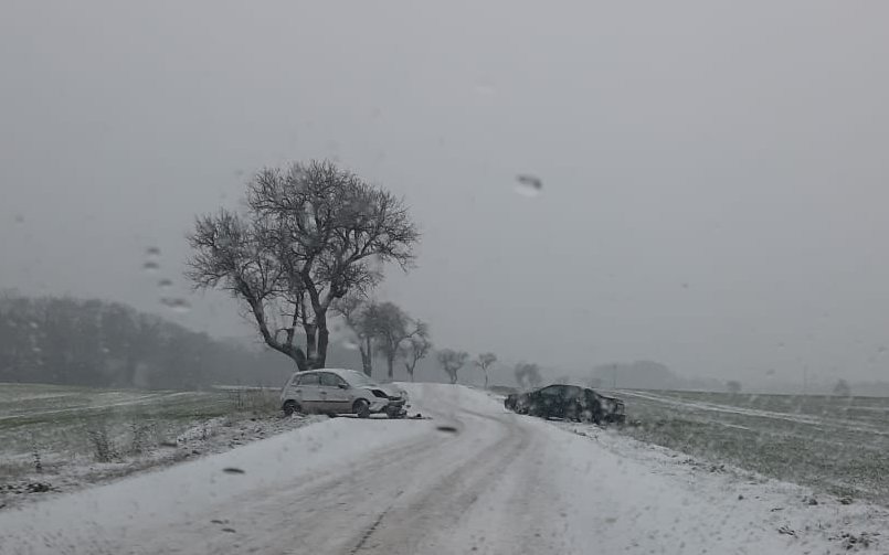 AKTUÁLNĚ KALAMITA: Sníh trápí řidiče, silnice v kraji jsou plné nehod a přibývají další!