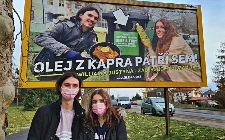 Olej nepatří do záchodu, nabádají na billboardu studenti z Litvínova. Reklamu zaplatil učitel