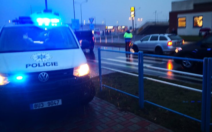 Řidič ženu na přechodu při ranní nehodě nejspíš přehlédl. Noste reflexní prvky i ve městě, vyzývá policie