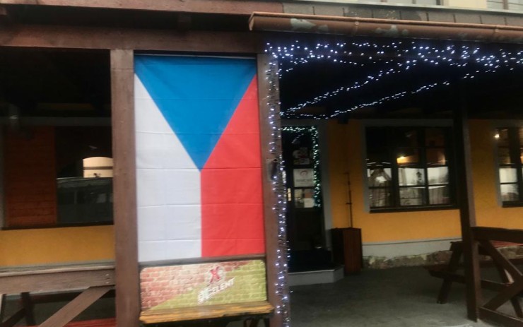 Protest! Restaurace nezavřou a nenechají se vládou zničit! Vyvěsí českou vlajku