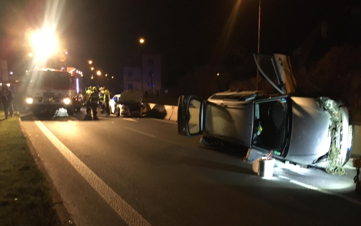 Řidič Audi měl způsobit v Chomutově nehodu. Rodina se brání, situace se stala jinak