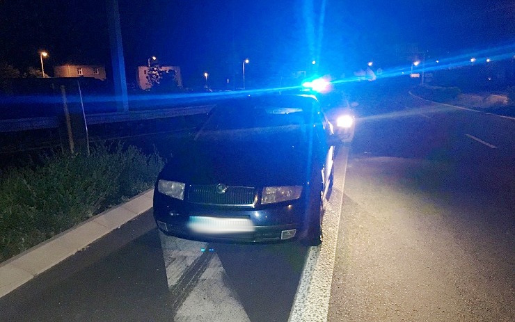 Muž jezdil po Mostě bez řidičáku, upozornil na sebe hloupým přestupkem. Řeší ho policie