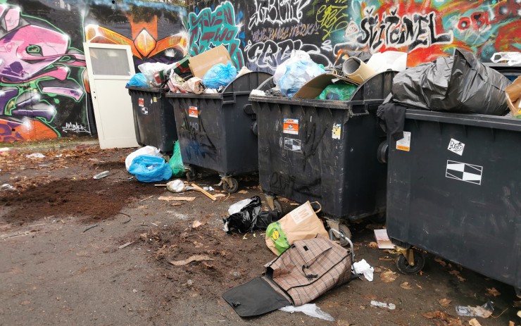 Litvínov za pomoci strážníků kontroluje místa u popelnic. Dál se na nich hromadí odpad