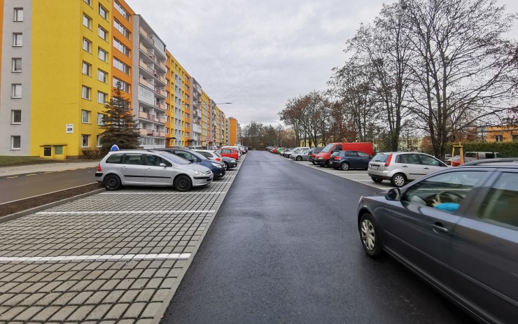 OBRAZEM: Na mosteckém sídlišti se lépe parkuje a bezpečněji jezdí i chodí