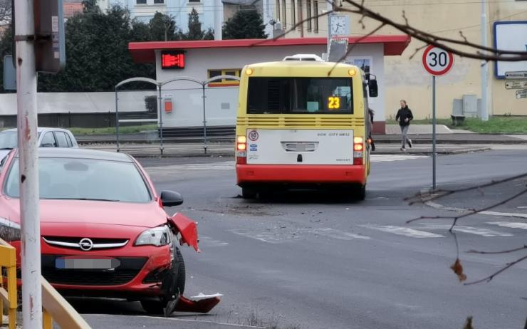 AKTUÁLNĚ: U litvínovské polikliniky se srazil autobus s autem, projíždějte s opatrností