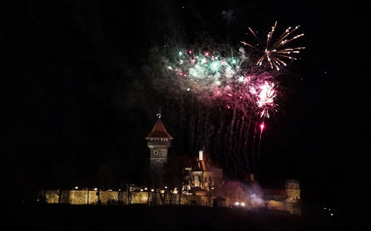 FOTO: Loučíme se s rokem 2020! Někde ohňostroje zrušili, v Mostě uspořádali velkou show na hradě