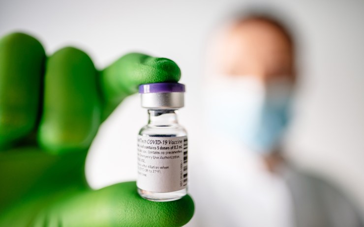 Otázky a odpovědi: Přenáší očkovaný virus? Pro koho není vakcína určená? A jak vůbec funguje?
