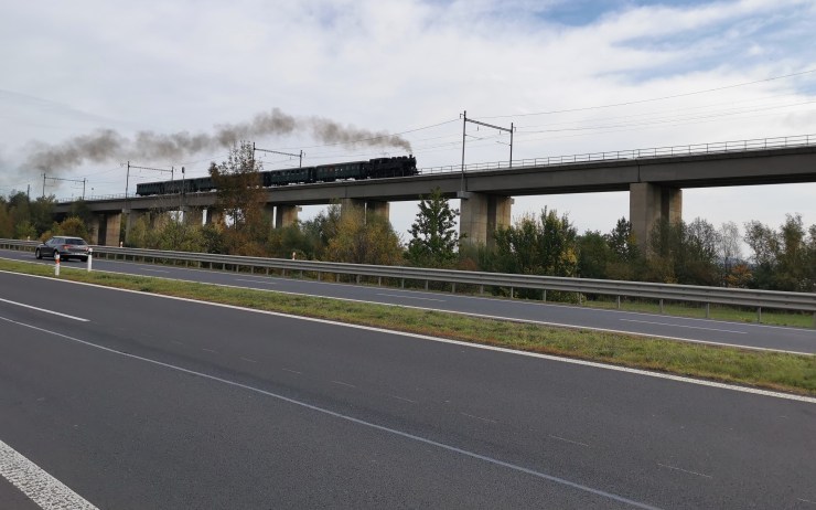 Přibudou nástupiště, jedna zastávka pro osobní dopravu skončí. Na hlavní trati na Chomutov se chystá velká oprava železnice! 