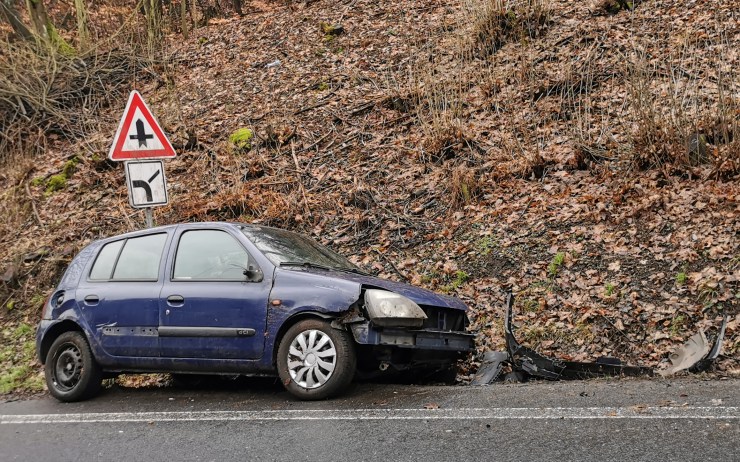 Havárie mezi Mezibořím a Litvínovem! Druhý den stojí v protisměru rozbité auto
