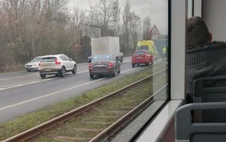 Auto skončilo v kolejišti tramvají, k nehodě spěchali hasiči i záchranka, tramvaje stojí