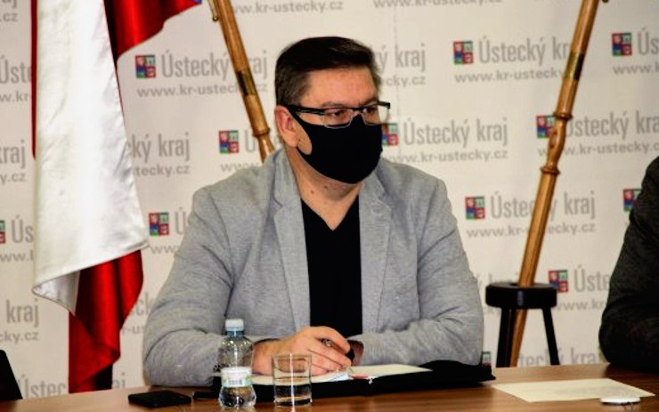 Krizový štáb chce opět pracovní povinnost pro studenty, trasování unikají jen zamlčené kontakty