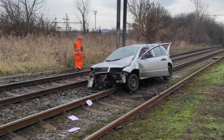 Řidiči uváznutému na kolejích v havarovaném autě ostatní vytrhli dveře a pomohli mu ven