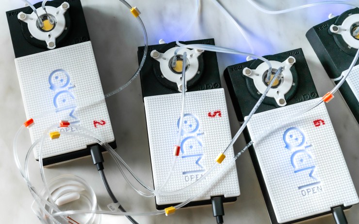 Čeští vědci vymysleli robota, který detekuje koronavirus ze slin. Může vypadat jako automat na kávu