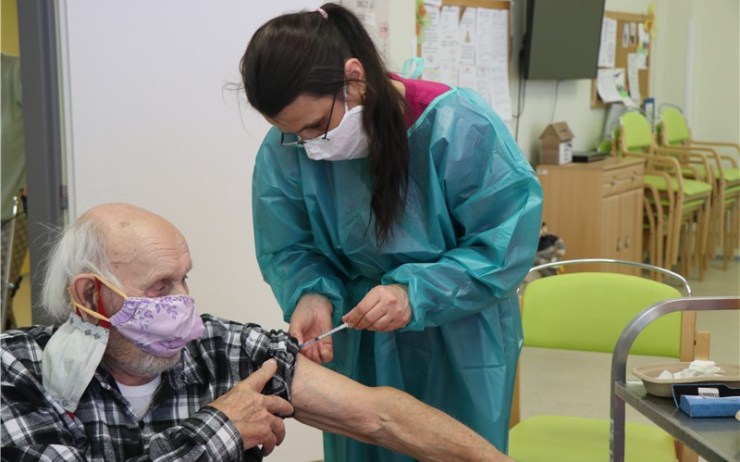 FOTO AKTUÁLNĚ: Krajská zdravotní zahájila očkování proti COVID-19 v domovech seniorů