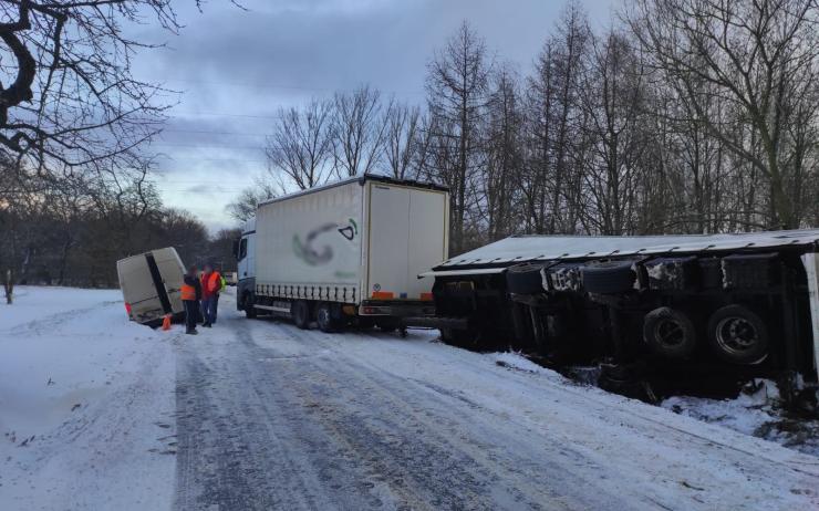 FOTO AKTUÁLNĚ: Řidiči pozor, havárie kamionu uzavřela silnici z Lomu do Oseka