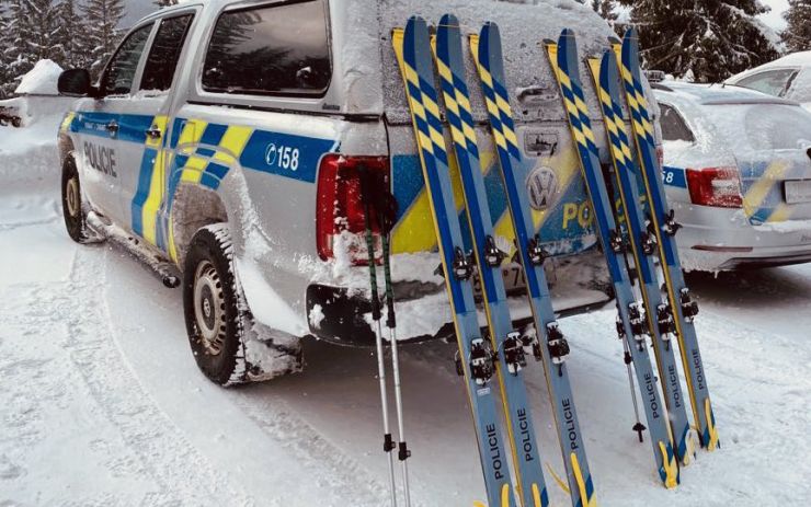 ZAZNAMENALI JSME: Policisté používají v práci lyže v tradičních policejních barvách